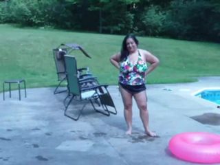 Ich und meine vollbusige 50-jährige Desi-Tante fwb am Pool