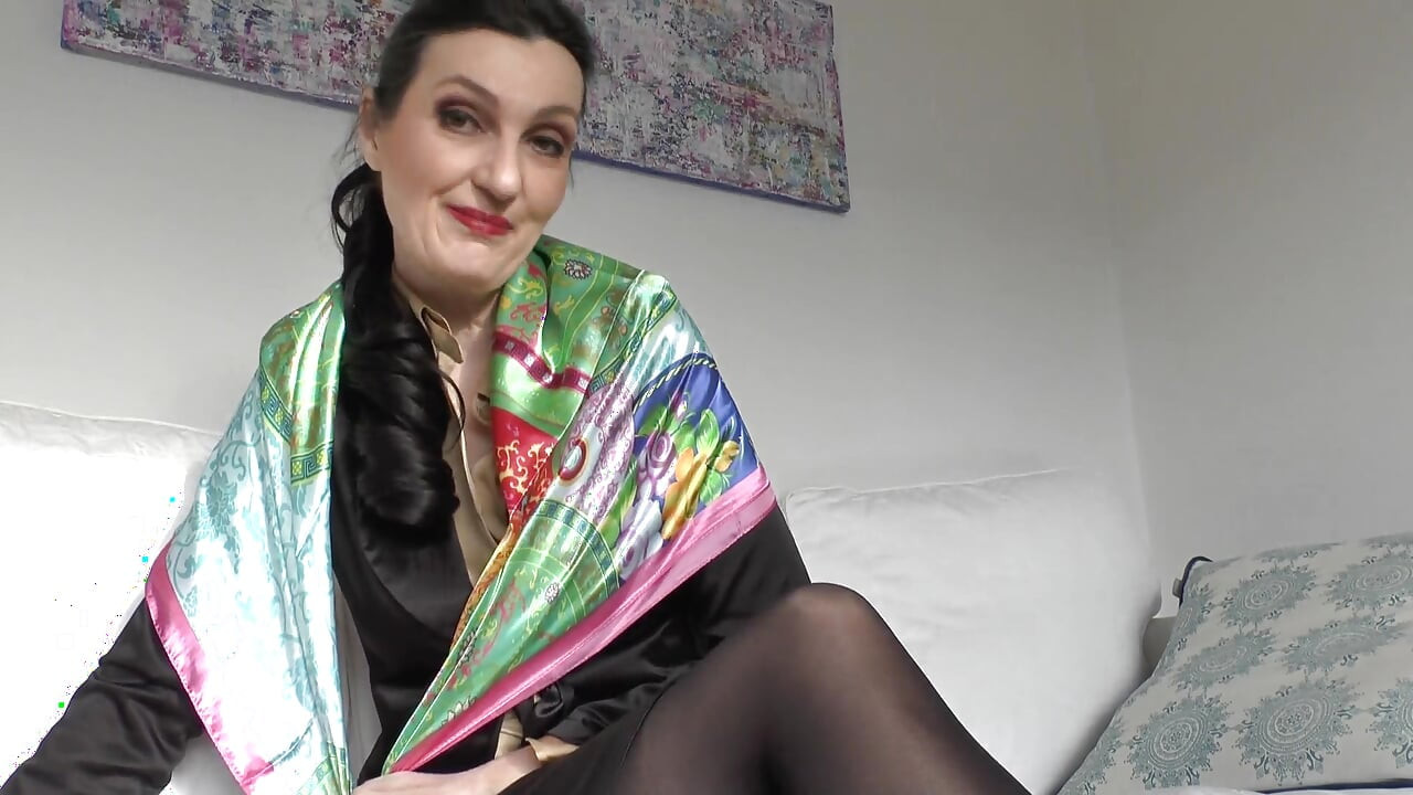 Szatén fétis: dögös maszturbációs játék, élvezés a szoknyámra, Lady Victoria Valente