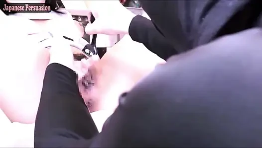 Purer Charme. Schwarzhaarige schönheit behält es natürlich, ein schlanker körper trifft auf einen mutigen und intimen moment