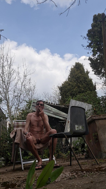 แก้ผ้าในสวนและถูกดู