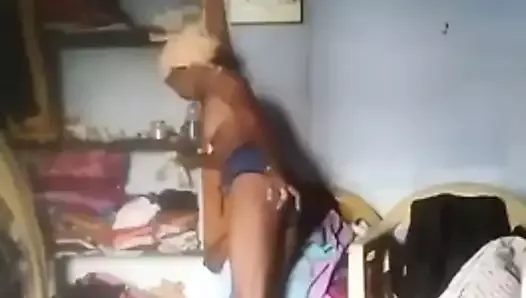 Salem gorąca ciocia Tamil pokazująca swoje nagie ciało mężowi