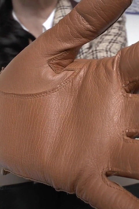 एक सत्र के लिए प्रस्तावना: कोड़े की दरारों से पहले चमड़े के दस्ताने सूंघना! Lady Victoria Valente