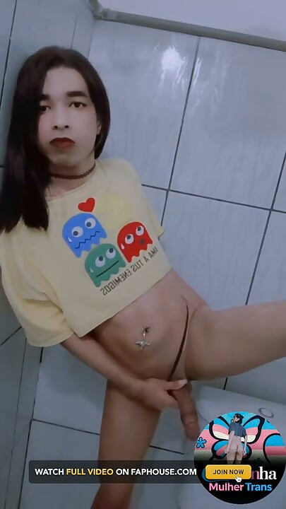 小姐调皮的卡拉齐尼亚裸体跪着, 脸上要精液