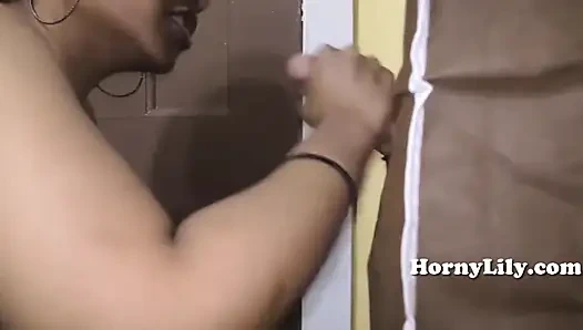 Южно-индийская шлюшка Lily делает красивую глубокую глотку грязный минет настоящему члену