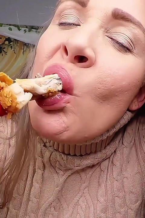 Miss Whitney Morgan: Fried Chicken Eating Asmr