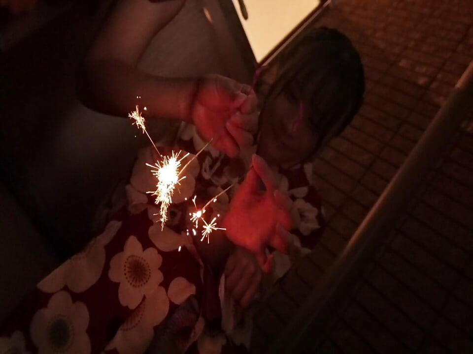 Summer Night Sparkler Memory avec Hiyori se transforme en rencontre ludique et intime à domicile