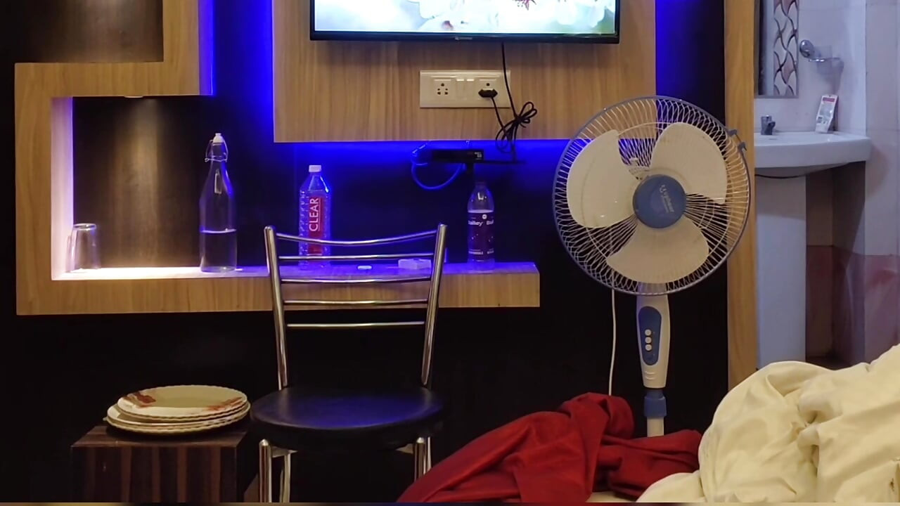 하드코어하게 따먹히는 인도 바비, 큰 소리로 신음
