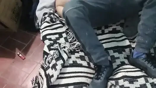 Montanolu kız yerdeki yatakla giyiniyor
