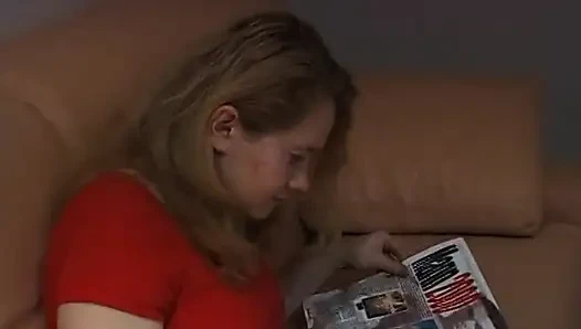 Vollbusige blondine spielt mit ihrer haarigen muschi