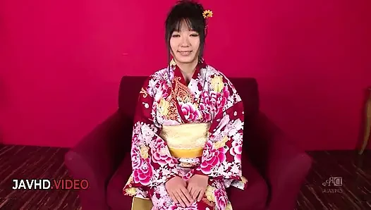 Chiharu Knistert im Kimono mit sinnlichem japanischem blowjob und heißer creampie-action