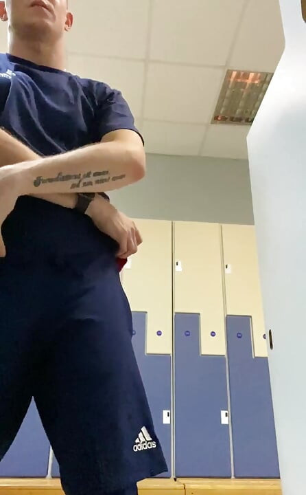 Μετά την προπόνηση, αποφάσισα να τραβήξω ένα βίντεο για εσάς πώς αλλάζω στο ντους