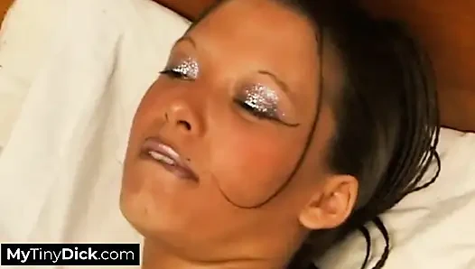 Sie ist nicht nur eine sexy schlampe, sondern ein star in herstellung