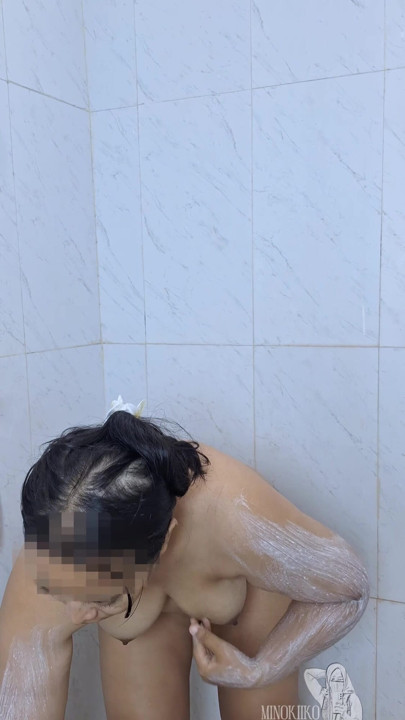 Hijab colegial 18+ tira o uniforme e esfrega o corpo para fazer sua pele como uma estrela pornô depois da aula - Minokiiko | Clipe 1