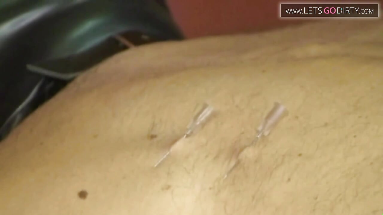 Un garçon reçoit un vibromasseur dans le cul et des épingles à l'arrière