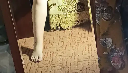 Тугая киска и дилдо в видео от первого лица, мастурбация в домашнем видео