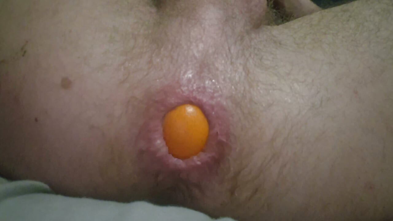 Brincadeira anal com brinquedos e frutas