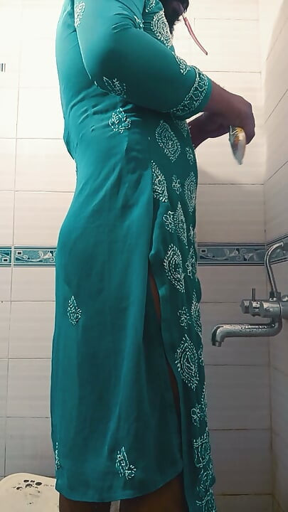 El baño más caliente en vestido transperente y bikini negro