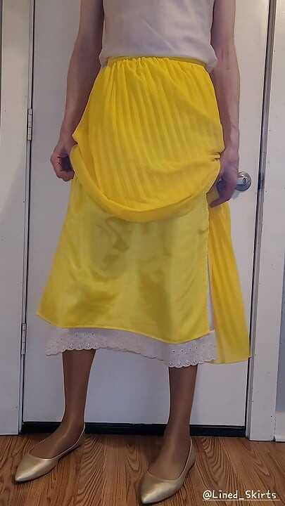 Gul chiffongkjol med satin underkjol