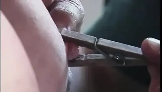 Büyük memeli esmer kadın odada okşuyor ve bağlı