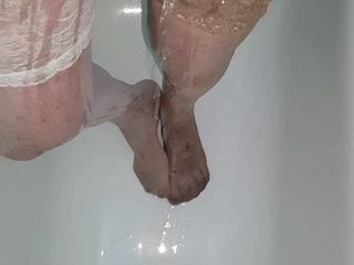 Pisciare le mutandine e le calze in bagno