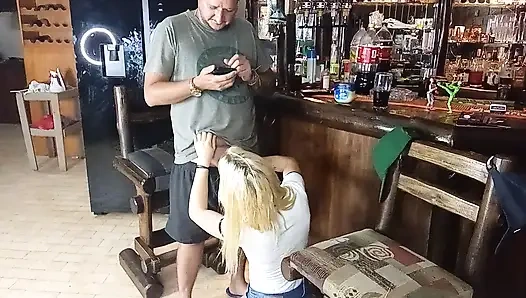 Erkek arkadaşı ve en iyi arkadaşı tarafından yüzü sikiliyor