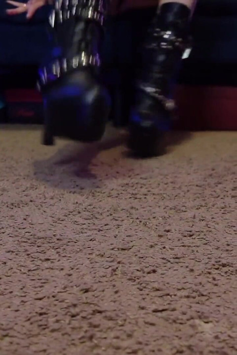 ブーツを舐めろ、醜い負け犬