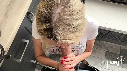 MILF Amber Jane Nimmt Danny D's Riesigen Creampie in Ihre Muschi
