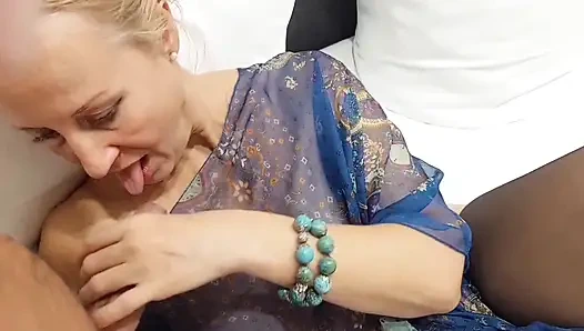 Amatör Sarışın, Olgun Eş, Yürüyüşten Sonra Seksin Tadını Çıkarıyor