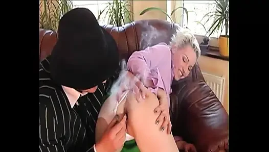 Крошку-блондинку Дико Пальцами На Диване