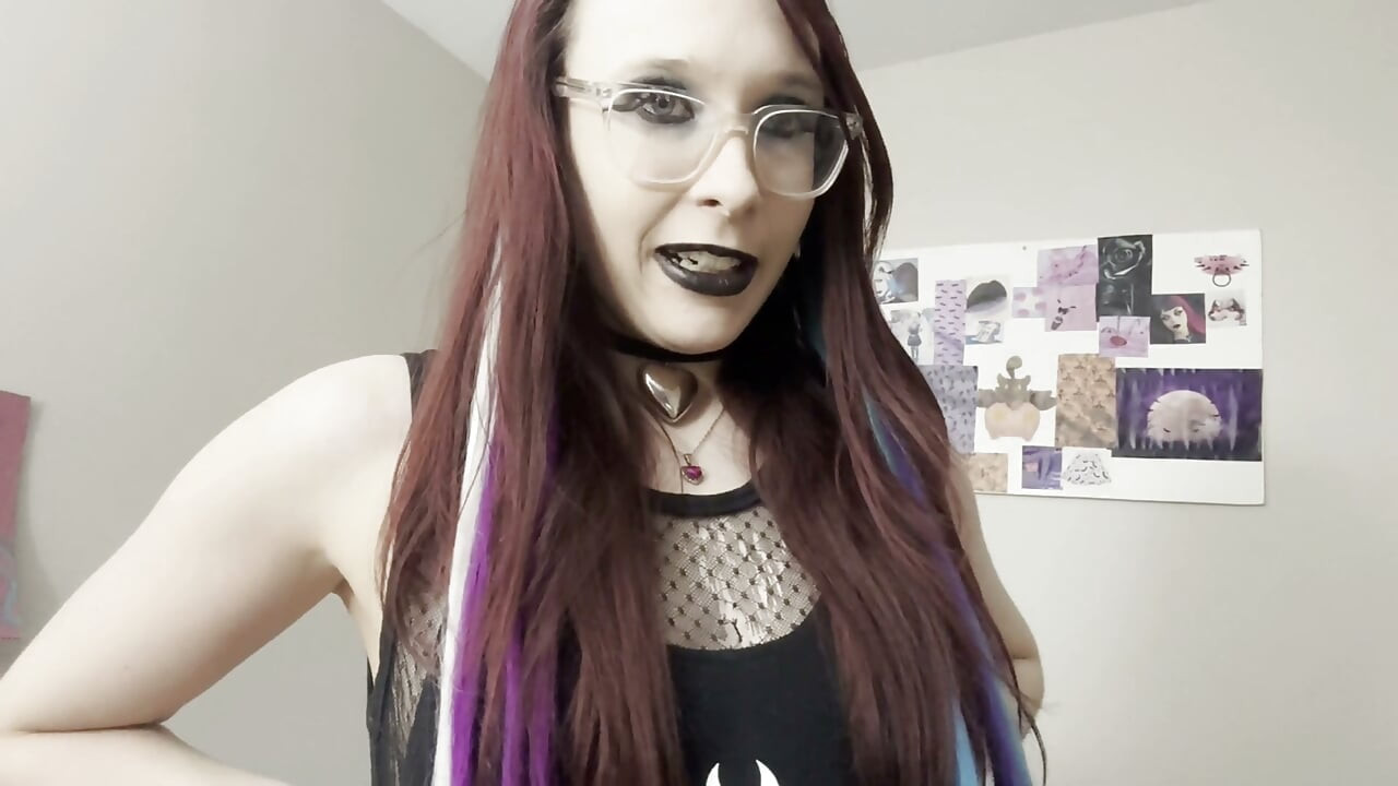 twitch e-girl dwitches to porno vids and content with big cock man