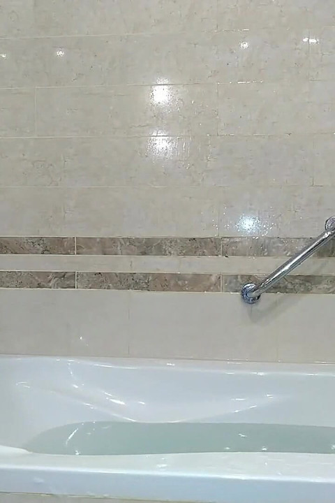 Chico maduro pervertido se masturba en la habitación del hotel y el baño