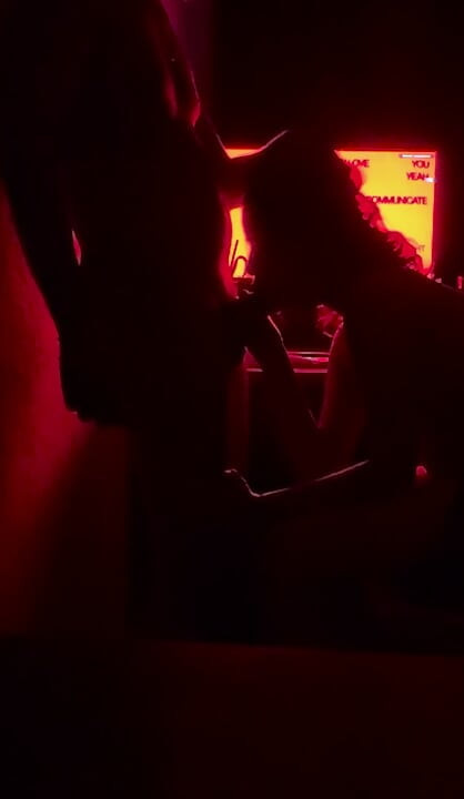 Làm tình la mãnh liệt trong phòng đỏ dẫn đến chảy tràn tinh dịch