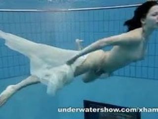 Andrea toont mooi lichaam onder water