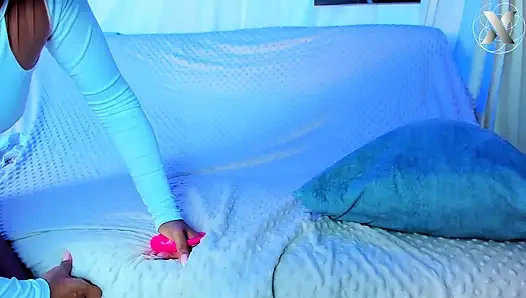 Hardcore Strap-On Lesbian: Fucking Tight Pussy Dengan Dildo Hitam Besar