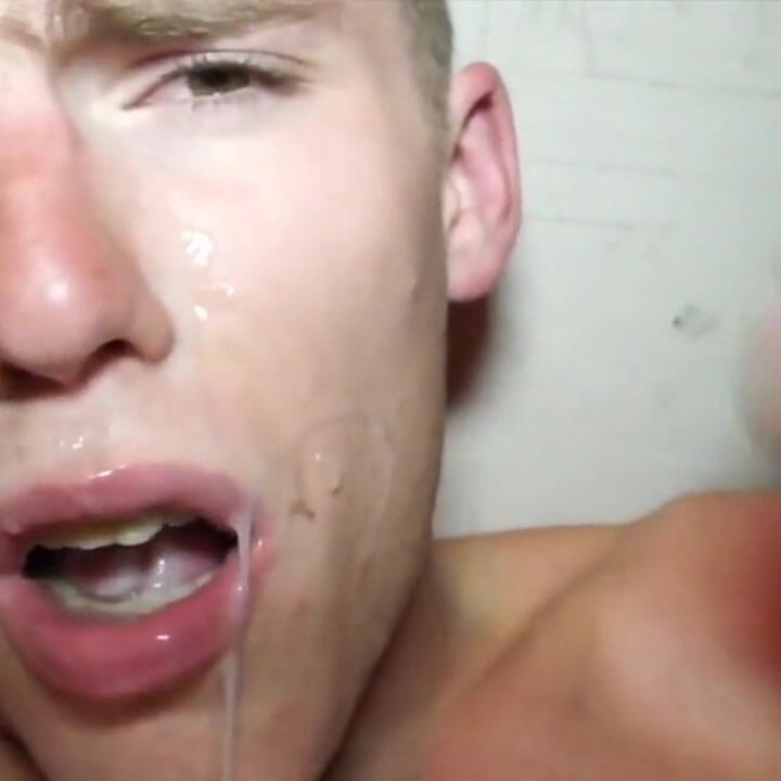 Amator cu ejaculare multiplă cu adolesceți homosexuali suge toți prietenii săi cu spermă