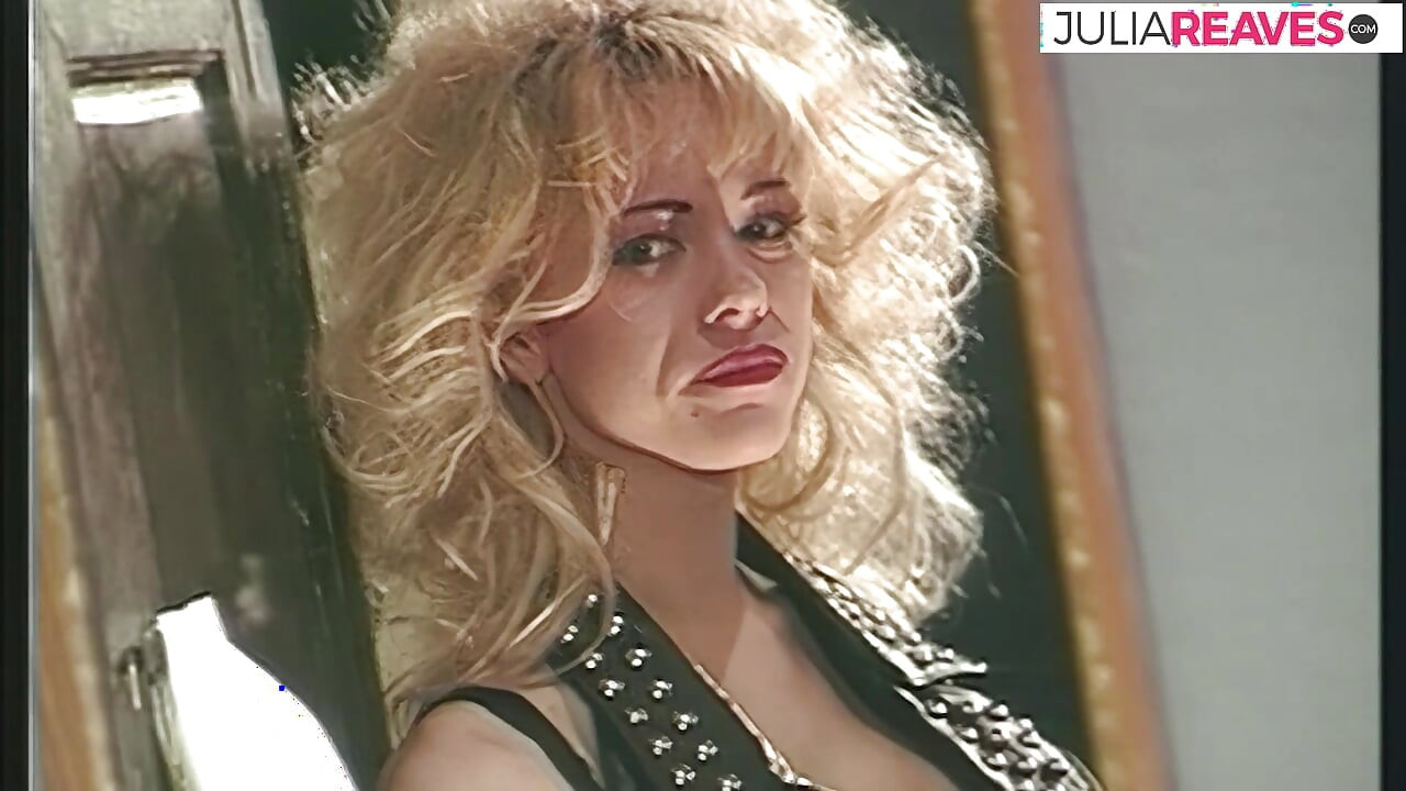 عشاق مثليات يقبلن بعضهن البعض على قمة الطاولة