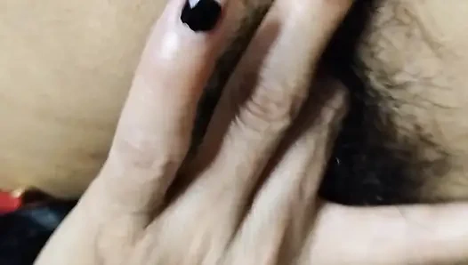 Desi aunty gardh may ungli dal Kar sex ka maza leya