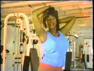 Mujer negra de 6 pies de altura haciendo ejercicio