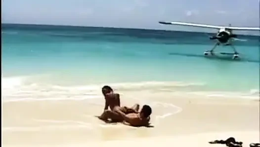 Coba lihat pantat montok Jeanette saat dia lagi asik ngentot kontol ngaceng