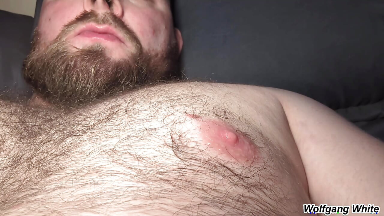義父がオナニーしながら乳首を舐める - ボトム視点ロールプレイ - ヴォルフガング・ホワイトのソロマスターベーション