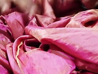 Eikel wrijven met roze gearceerde satijnen zijdeachtige salwar van buurman (31)