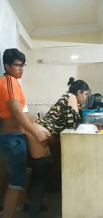 Pieprzy macochę w kuchni, gdy jego ojczym idzie do pracy