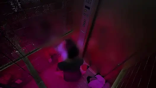 [thank You Blowjob From a Female Friend] Creampie on the Escalator