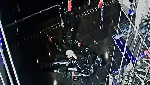 Böse Kaltwasserbehandlung Für Den Gummisklaven