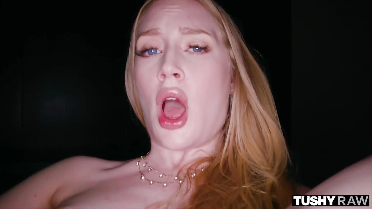 Tushyraw anal takıntılı ateşli emma göt tıkacını gösteriyor
