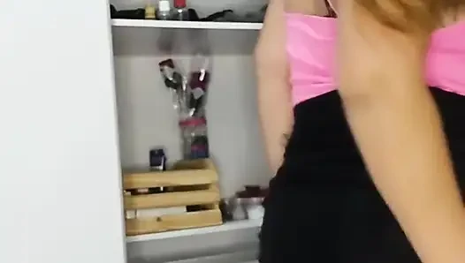 Aku lagi asik muasin pantat dan memek sempitku pakai rok mini ini
