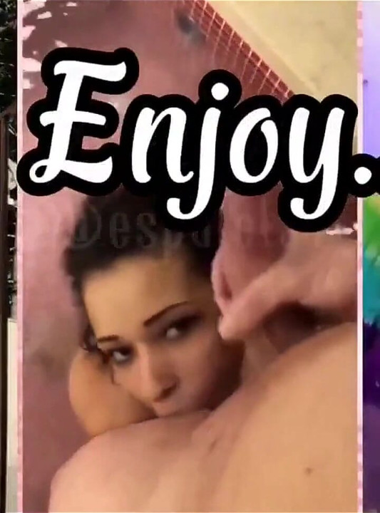 Ateşli esmer farklı bir şekilde yemek yapıyor - komşular için çıplak.