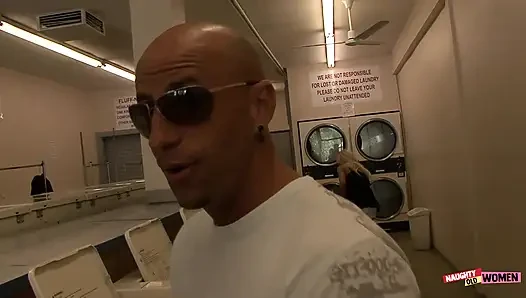 Erfahrene blonde MILF Regan anthony wird von einem glatzkopf abgeholt und gefickt
