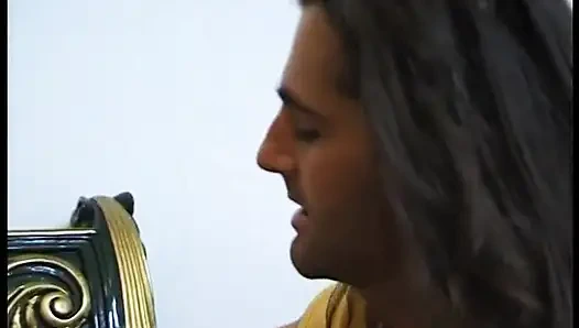 Горячая юная блондинка принимает это в анал