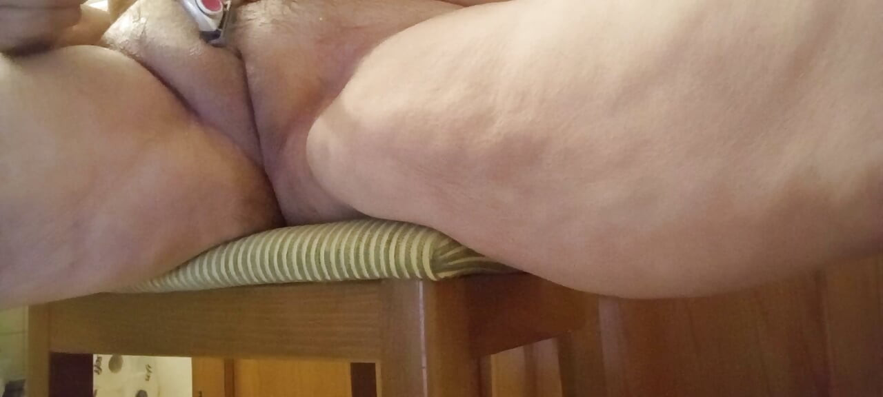 Amateur de 53 años con curvas se afeita el coño peludo de cerca - Parte 3